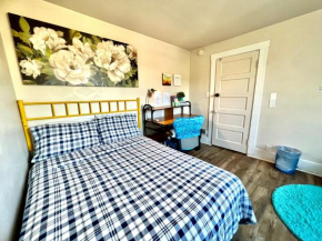Private Room with Shared Bathrooms 10 mins by car to Airport and 15 mins to Downtown Seattle